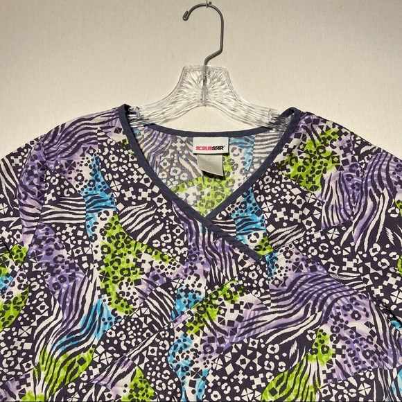 Star Scrubs Women’s Animal Print Scrub Top Size M - Picture 2 of 6